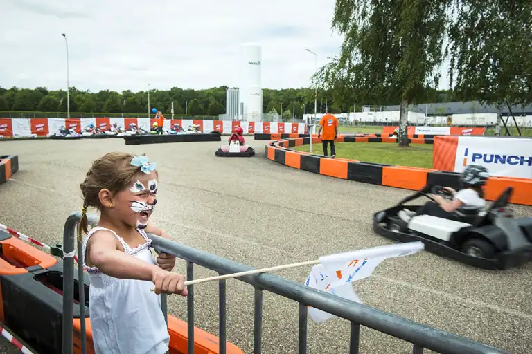 Petite fille qui regarde une course de karting lors des 50 ans du site de PUNCH Powerglide