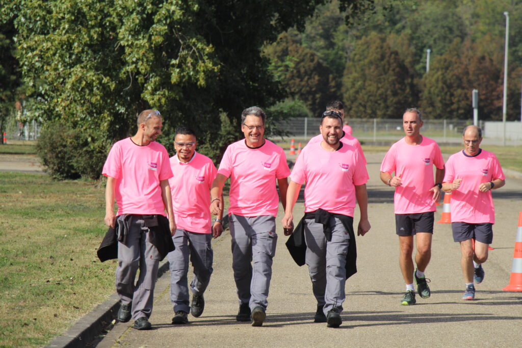 Groupe de coureurs avec des t-shirts roses